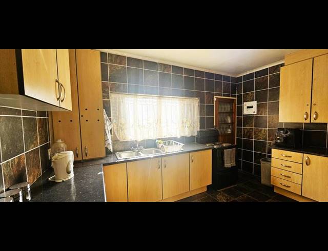 4 BEDROOM HOUSE FOR SALE IN VAAL MARINA